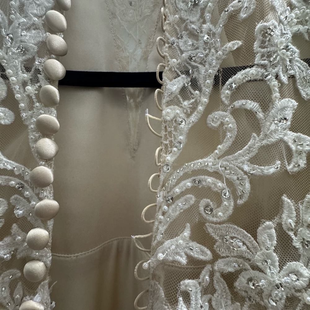 Allure Bridals Wedding Dress – Size 16 – Lace Bodice, Tulle Skirt, Small Train - Picture 8 of 11